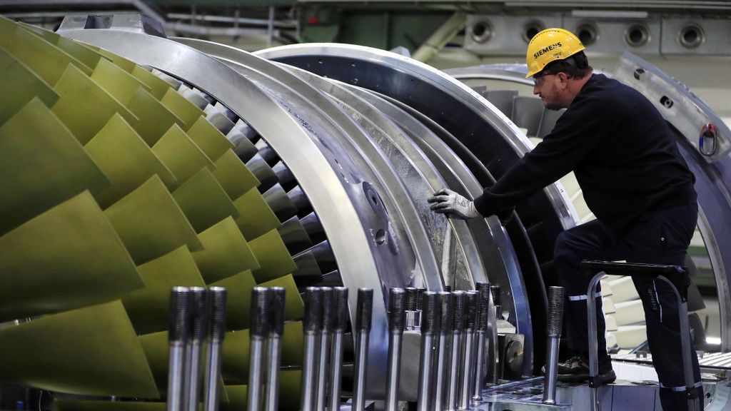 Siemens AG Gas Turbine Factory Ahead of Conglomerate's Energy Spinoff
Bloomberg
eu, e.u., emea, laborer, worker, fabrication, labor market, combustion turbine, energy, jobs, employment, work, industries, manufactured goods, european, business news, labor, labour, markets