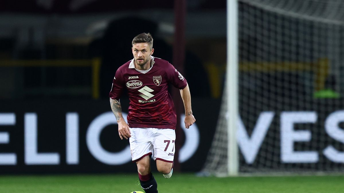 TURIN, ITALY - MARCH 06: Karol Linetty of Torino Fc controls the ball during the Serie A match between Torino FC and Bologna FC at Stadio Olimpico di Torino on March 6, 2023 in Turin, Italy. (Photo by sportinfoto/DeFodi Images via Getty Images)