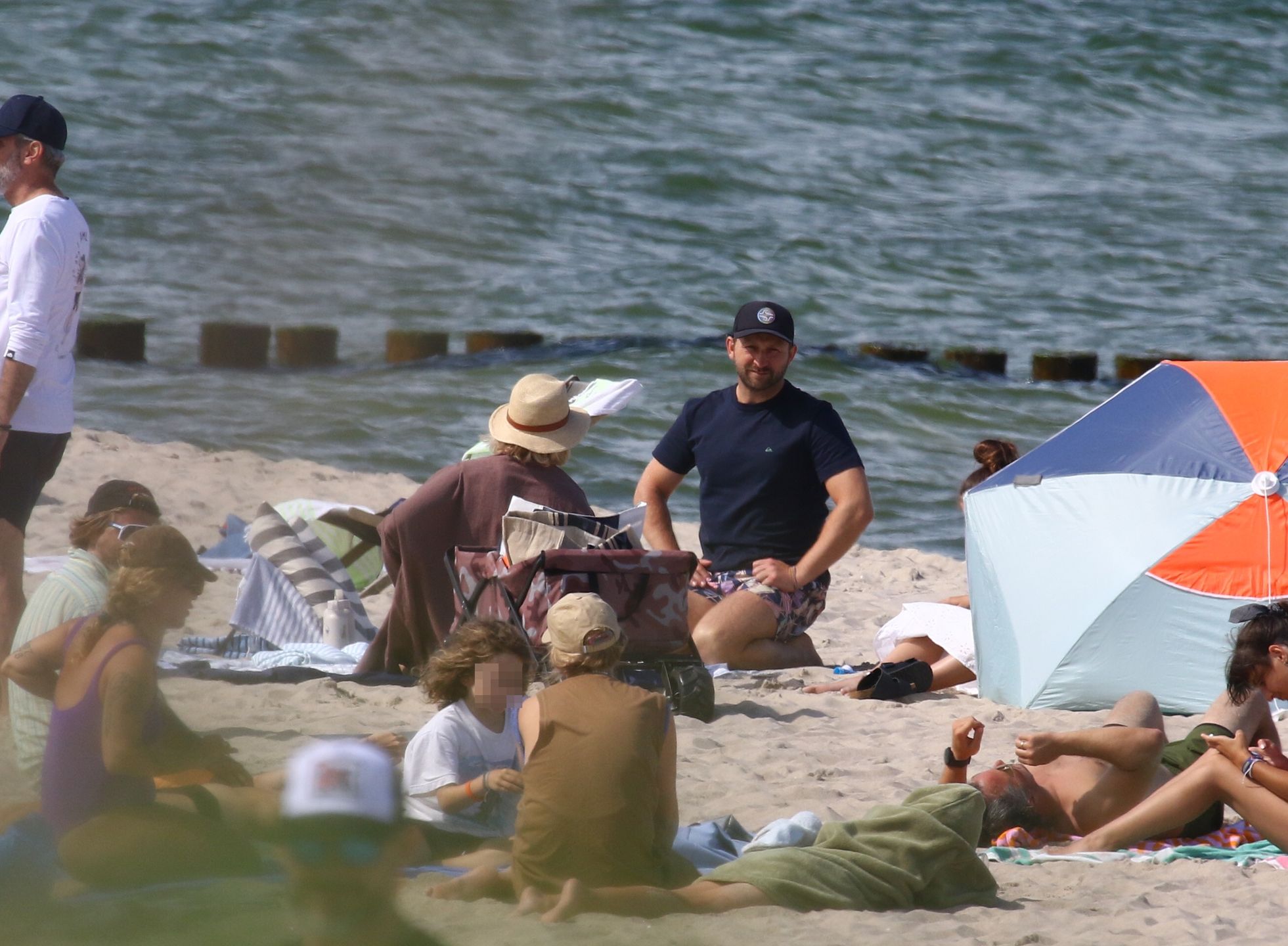 Borys Szyc na plaży z rodziną
