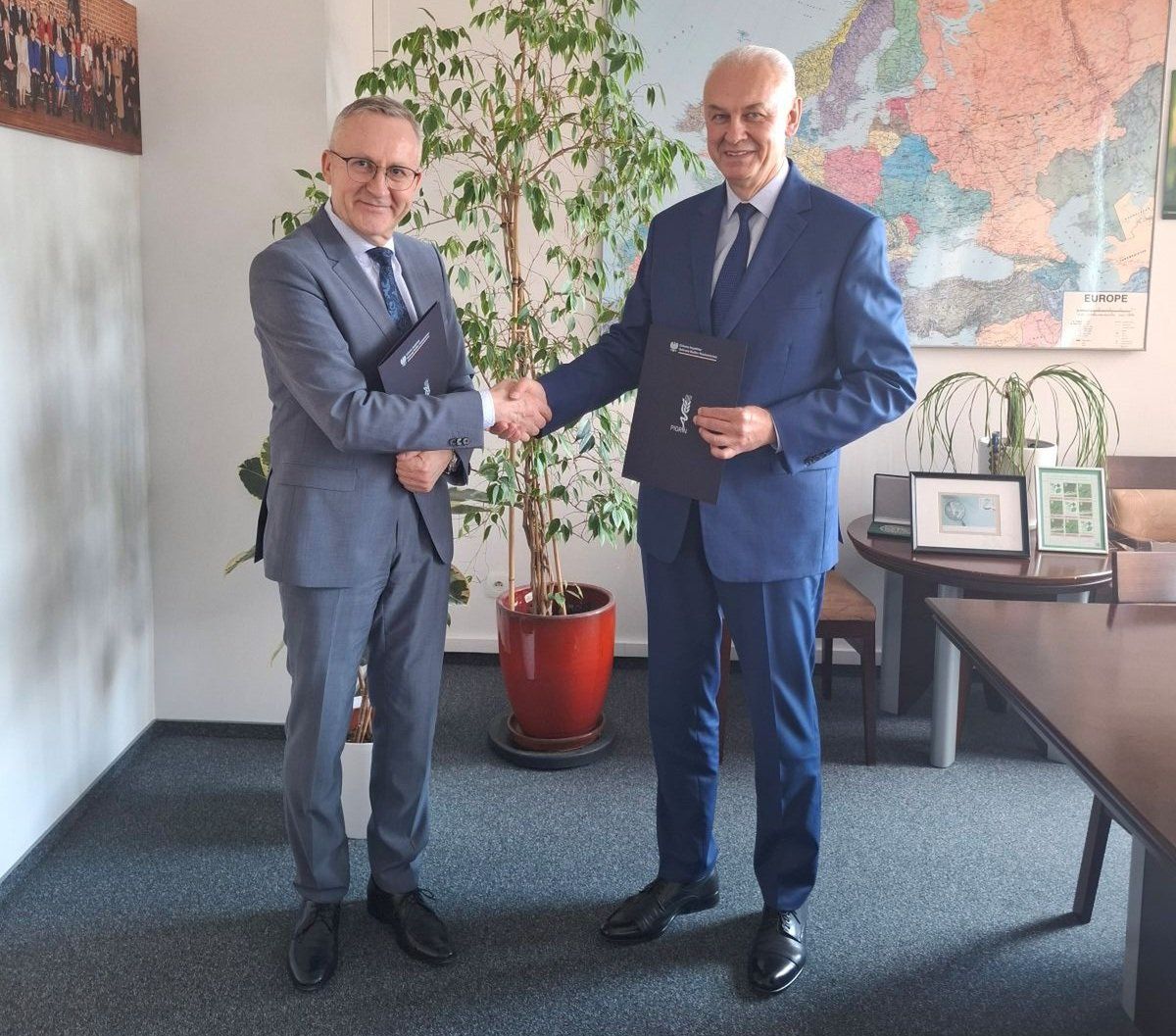 Andrzej Chodkowski — Główny Inspektor Ochrony Roślin i Nasiennictwa oraz prof. dr hab. Wojciech Lipiński — Dyrektor Krajowej Stacji Chemiczno-Rolniczej podpisali zaktualizowane porozumienie dotyczące kontroli jakości nawozów.