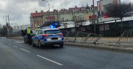 Wjechał w tył mazdy, a potem w barierki. Auto nie miało przeglądu i OC, a 32-latek posiadał aktywny zakaz prowadzenia pojazdów