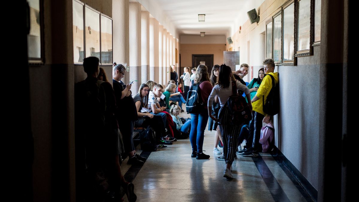 Rozpoczecie roku szkolnego
Lubliniec, 12.09.2019. Rozpoczecie roku szkolnego w Zespole Szkol im. A. Mickiewicza w Lublincu. Rok szkolny 2019/2020 jest szczegolnym rokiem podwojnej rekrutacji w szkolach srednich.,Image: 470486737, License: Rights-managed, Restrictions: , Model Release: no, Credit line: Daniel Dmitriew / Forum
Daniel Dmitriew / Forum
rok, szkolny, edukacja, szkola, szkolnictwo, wyniki, przyjetych, nowoprzyjetych, przyjecia, egzamin, rekrutacja, rekrutacji, liceum, ogolniak, technikum, ogolnoksztalcace, egzaminu, uczniowie, ogloszenie, egzaminy, wstepne, licealisci, szkol, srednia, podwojny, rocznik, rozpoczecie, roku, szkolnego, uczen, nauczanie, korytarz, przerwa, dzwonek, korytarz szkolny, na korytarzu, category_code_edu