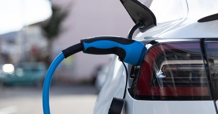 Samochody elektryczne jeszcze będą tanie. Kiedy to nastąpi? Padła data