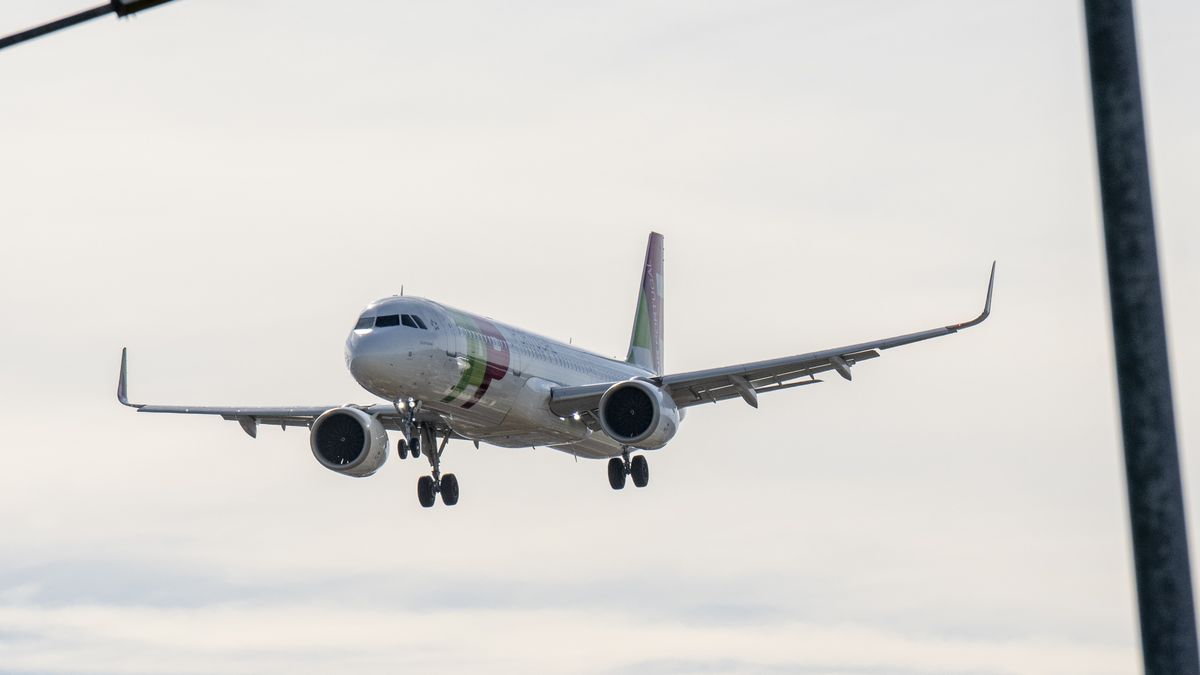 LISBON, PORTUGAL - DECEMBER 24: A TAP Air Portugal Airbus A321-251N lands in Humberto Delgado International Airport on December 24, 2019 in Lisbon, Portugal. Lisbon Airport's airspace reorganization project has been approved by INFANAV (Permanent Committee on Air Navigation), the body responsible for strategic airspace management, anticipating the reorganization and conciliation of civil and military use of airspace in the Lisbon region. The project aims to gradually increase the capacity of the airport terminal, from the current 44 movements to 72 movements per hour. (Photo by Horacio Villalobos - Corbis/Corbis via Getty Images)
