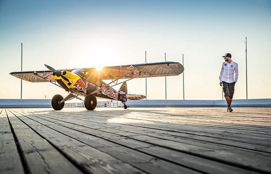 Samolot Red Bulla wylądował na molo w Sopocie