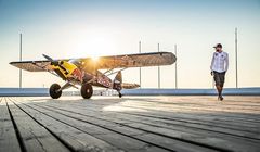 Samolot Red Bulla wylądował na molo w Sopocie