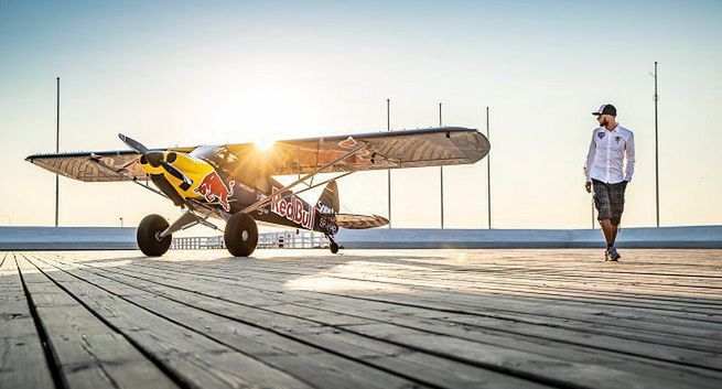 Samolot Red Bulla wylądował na molo w Sopocie