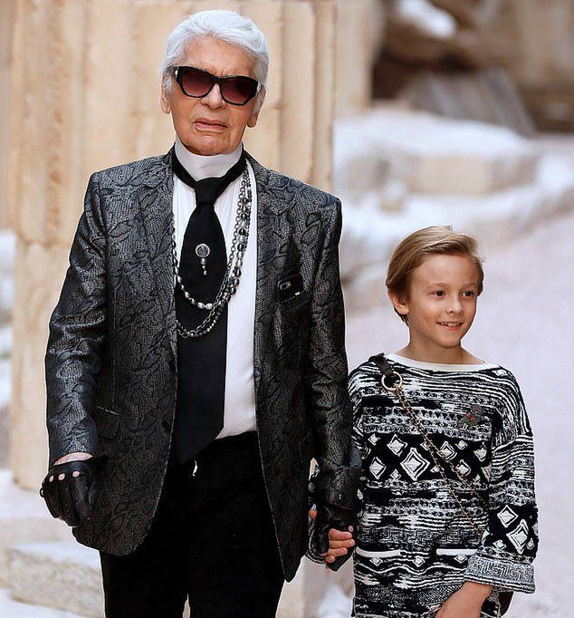 Wiele osób spekuluje, że 11-letni chrześniak odziedziczy fortunę Lagerfelda