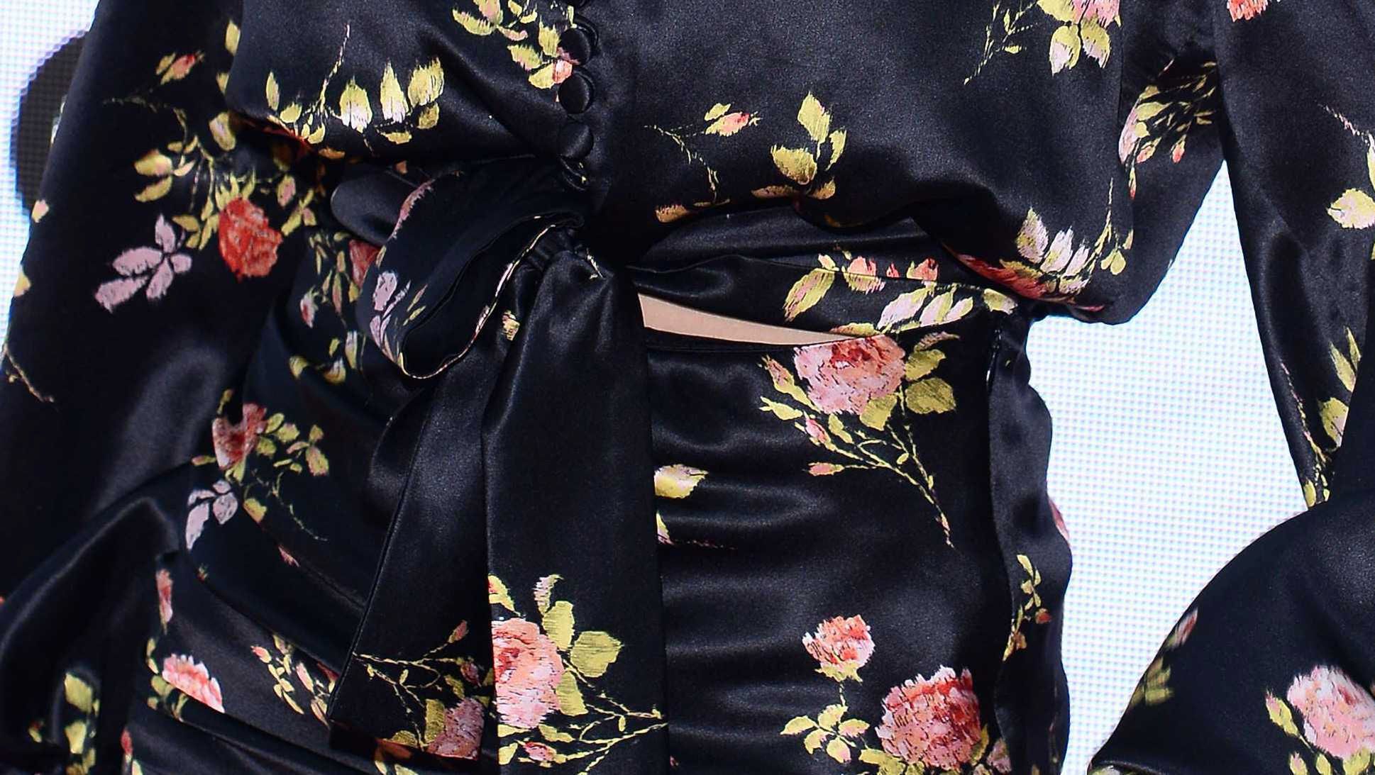 Julia Wieniawa - kreacja przewiązywana w pasie