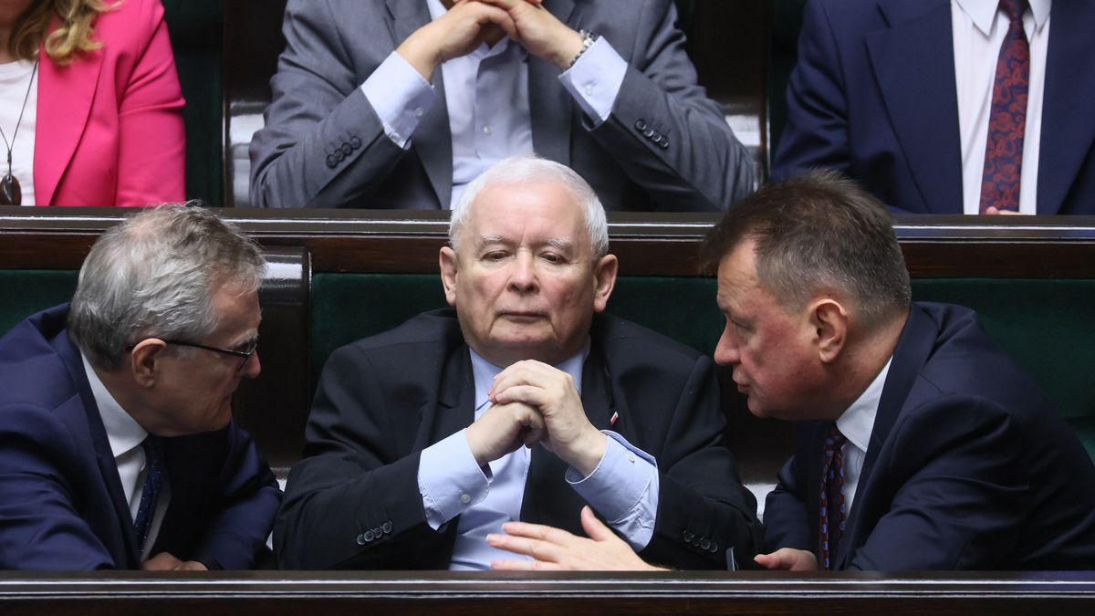 Jaros�aw Kaczy�ski Mariusz B�aszczak Piotr Gli�ski
Leszek Szyma�ski
obrad, obrady, plenarna, polityk polityka, pose�, posiedzenie, posiedze�, sala, sejm, 10, 10., 16. posiedzenie, kadencja, kadencji, X
