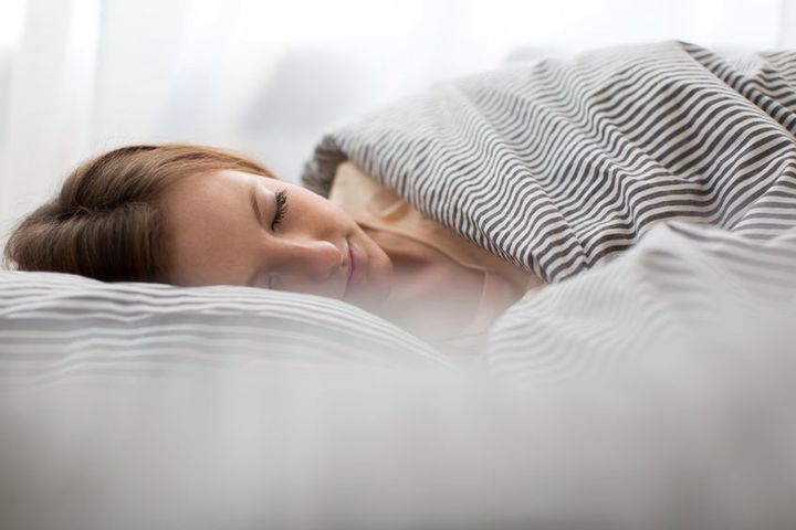 Jaka jest prawidłowa długość snu i czy można spać zbyt długo lub zbyt krótko? 
