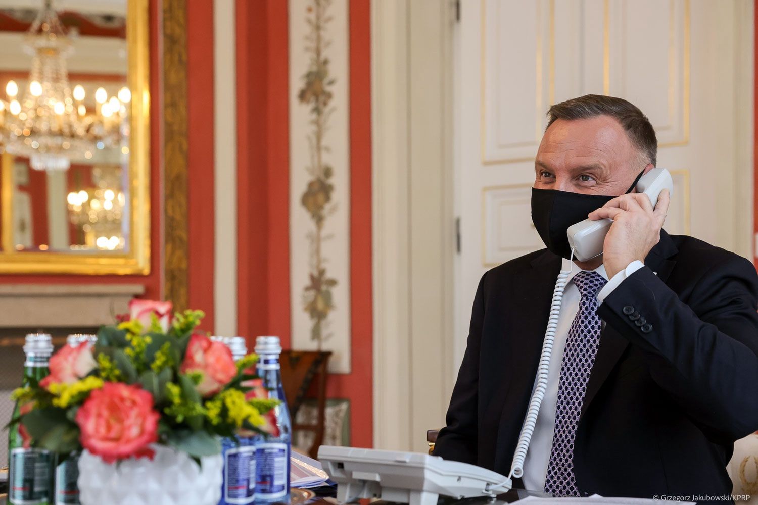 Prezydent Andrzej Duda podczas rozmowy telefonicznej z królem Jordanii