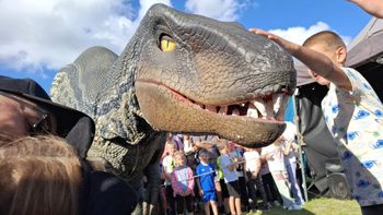 Zielona Góra: Piraci i dinozaury pod CRS-em. Prehistoryczny gad spacerował wśród zielonogórzan i dał się głaskać!