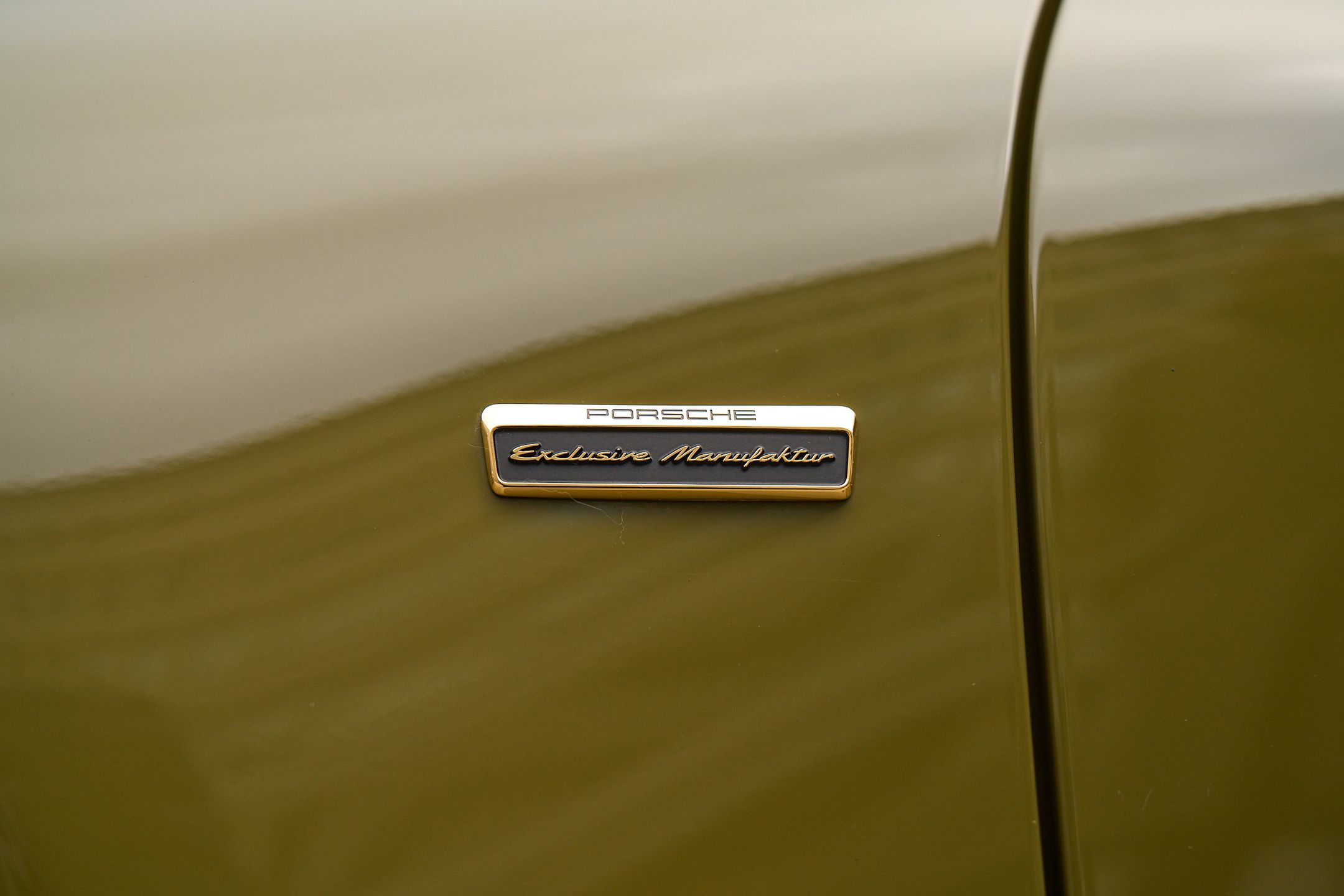 Porsche 928 (1977) i Porsche 911 Spirit 70 (2025)