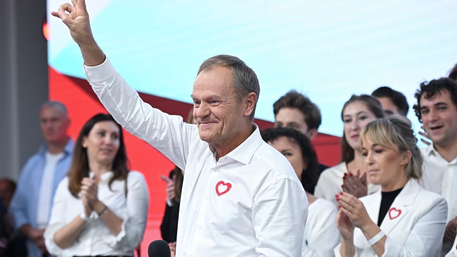 Warszawa, 15.10.2023. Wybory parlamentarne 2023. Przewodniczący Platformy Obywatelskiej Donald Tusk przemawia w sztabie wyborczym KO w Muzeum Etnograficznym w Warszawie, 15 bm. Zakończyły się wybory parlamentarne. PiS wygrało niedzielne wybory do Sejmu z wynikiem 36,8 proc. (aldg) PAP/Radek Pietruszka