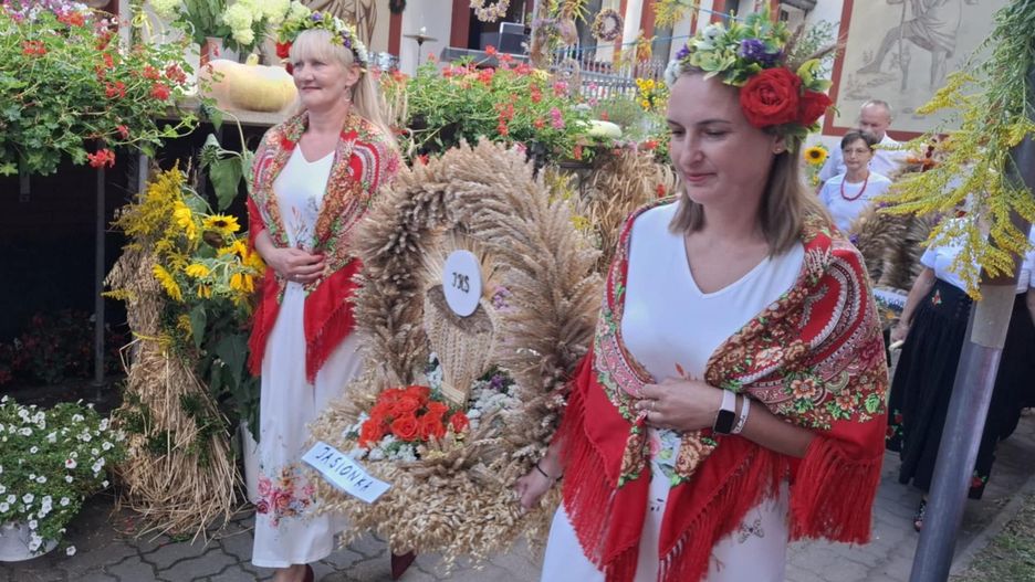 Dożynki gminno-parafialne w Sokolnikach-Lesie z artystycznym akcentem