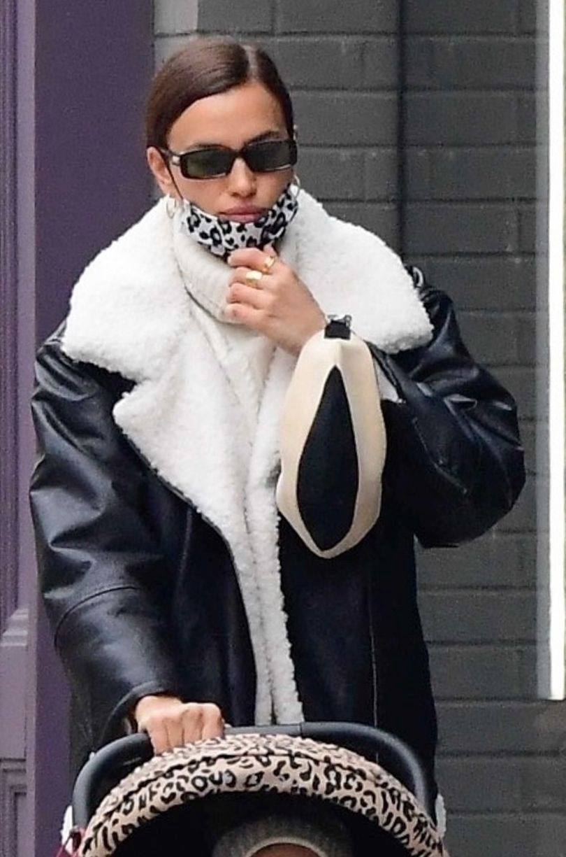 Irina Shayk w białych kozaczkach spaceruje z córką po Nowym Jorku