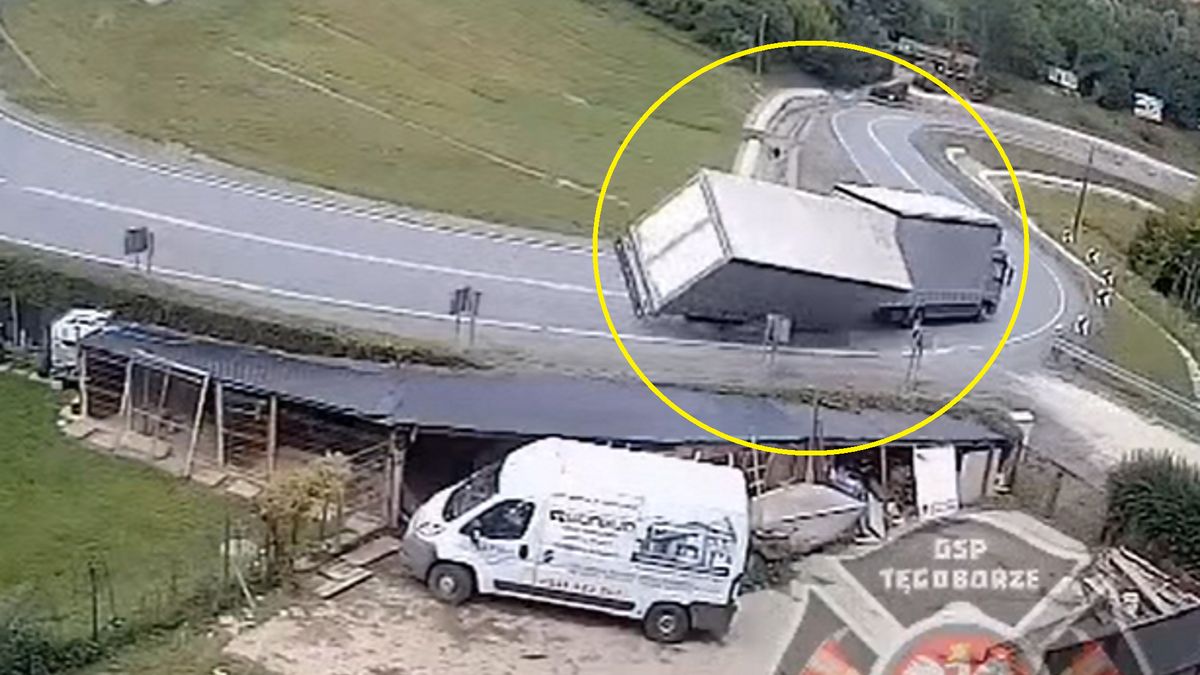 Ciężarówka wypadła z drogi na zakręcie