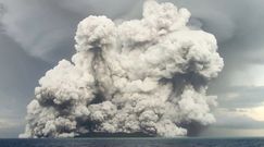 Erupcja wulkanu w pobliżu Tonga. Dramatyczne nagrania po uderzeniu tsunami