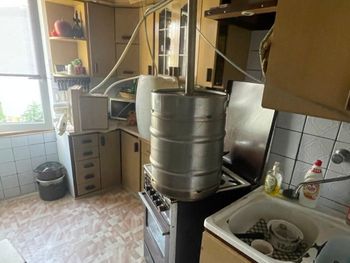 Ostrołęka: 67-latek pędził bimber w bloku. W mieszkaniu miał instalację i blisko 500 litrów alkoholu