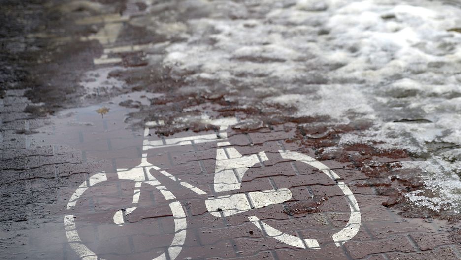 Warszawa. Miasto nie zamierza odśnieżać dróg rowerowych tej zimy