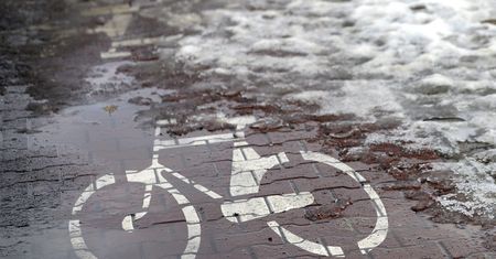 Warszawa. Ścieżki rowerowe nie będą odśnieżane. Aktywiści protestują
