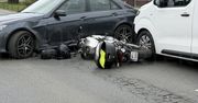 Zderzenie motocykla z Mercedesem we Włochach. Ranny 47-latek trafił do szpitala