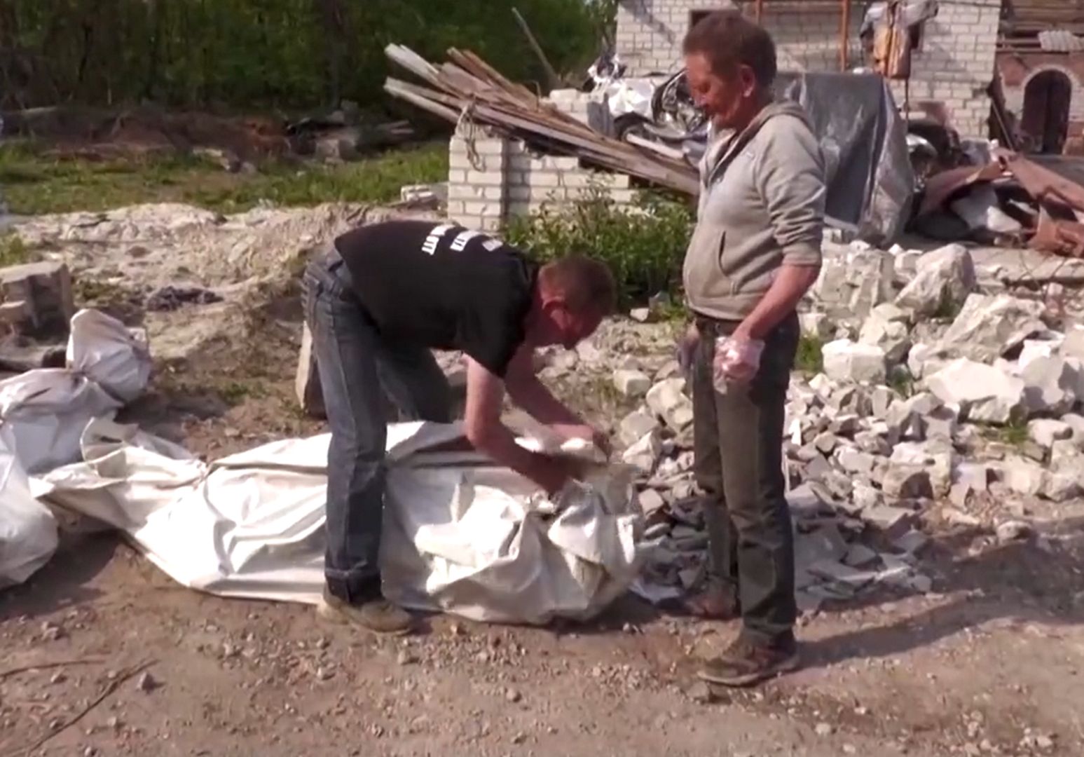 Co Ukraińcy robią z ciałami Rosjan? Poruszające wideo