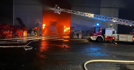 Płonęła hala z alternatywnym paliwem. W akcji ponad stu strażaków