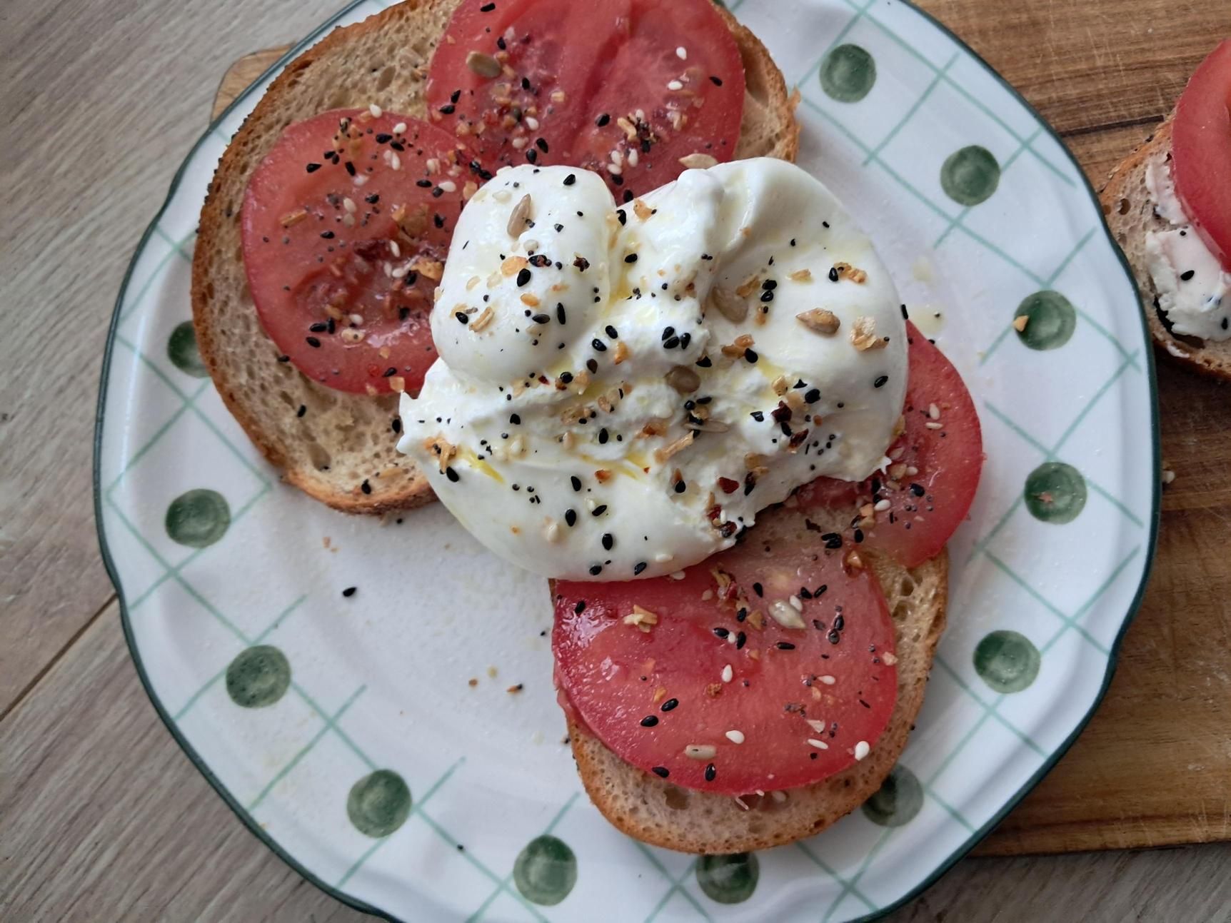 Burrata na grzance z pomidorem i posypką bajglową