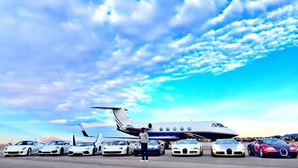 Przy takich zarobkach bokser może pozwolić sobie na to, by zmieniać wozy jak rękawiczki. Jednak dzięki ekshibicjonizmowi Mayweathera w sieciach społecznościowych, można na bieżąco śledzić wszystkie jego nowości w garażu. Nie znajdziemy tam wysmakowanych klasyków i hardkorowych maszyn wyścigowych dla koneserów. Bokser preferuje wozy przede wszystkim luksusowe. Dlatego jego kolekcja zawiera kilka egzemplarzy Bugatti i wiele innych, współczesnych gwiazd świata wozów egzotycznych.