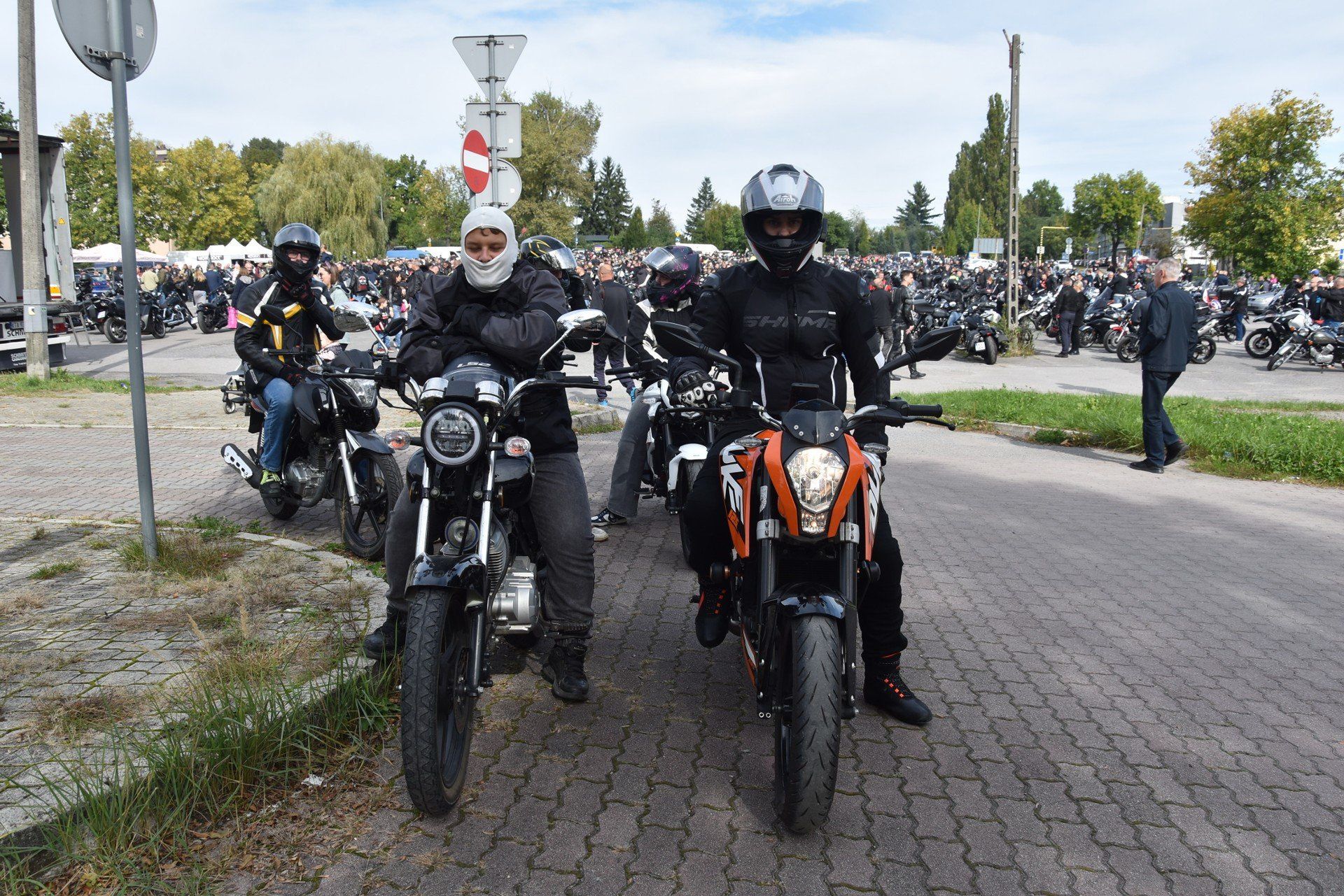Zakończenie sezonu motocyklowego na placu starej Kapłanówki w Tarnowie. Jednym z punktów wydarzenia była widowiskowa i głośna parada ulicami miasta, w której wzięło udział kilkaset pojazdów