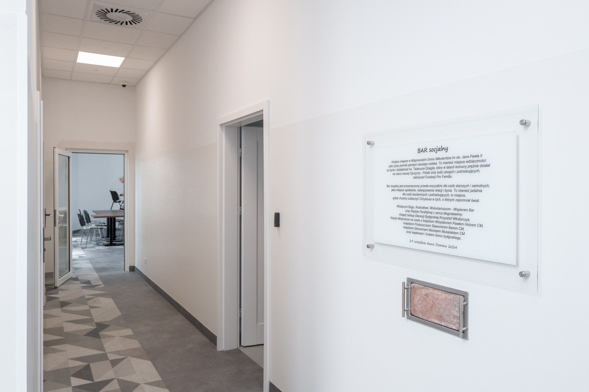 Socjalny bar w bazylice powstał w miejscu dawnej kaplicy i wybudowany został z inicjatywy księdza Sławomira Bara.