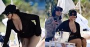 Kourtney Kardashian wygrzewa się na plaży u boku Travisa Barkera 7 miesięcy po porodzie (ZDJĘCIA)