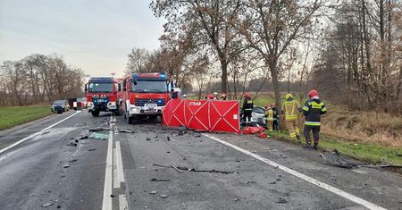 Wypadek pod Łodzią. Kierowca osobówki nie żyje, reanimowano czterolatkę