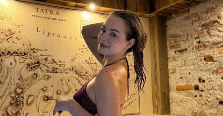 Wiktoria Gąsiewska wygina się w stroju kąpielowym i eksponuje pierścionek (?). Pochwaliła się ODWAŻNĄ sesją w jacuzzi (ZDJĘCIA)