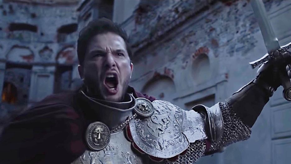 Jon Snow a w tle zamek Krzyżtopór.