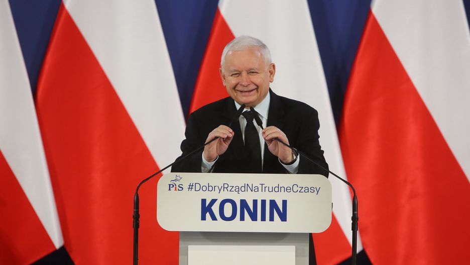 Konin, 24.07.2022. Prezes Prawa i Sprawiedliwości Jarosław Kaczyński podczas spotkania z mieszkańcami miasta w auli Akademii Nauk Stosowanych Państwowej Wyższej Szkoły Zawodowej w Koninie, 24 bm. (tw/amb) PAP/Tomasz Wojtasik