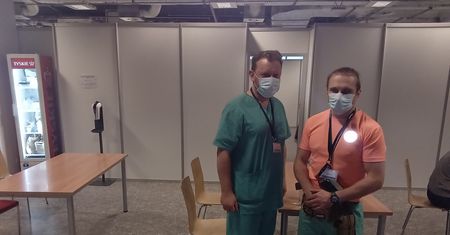 Łukasz Szumowski pomaga w Szpitalu Narodowym. "Mierzy się z rozpędzoną lokomotywą"