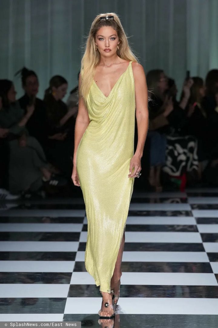 Gigi Hadid na wybiegu Versace 