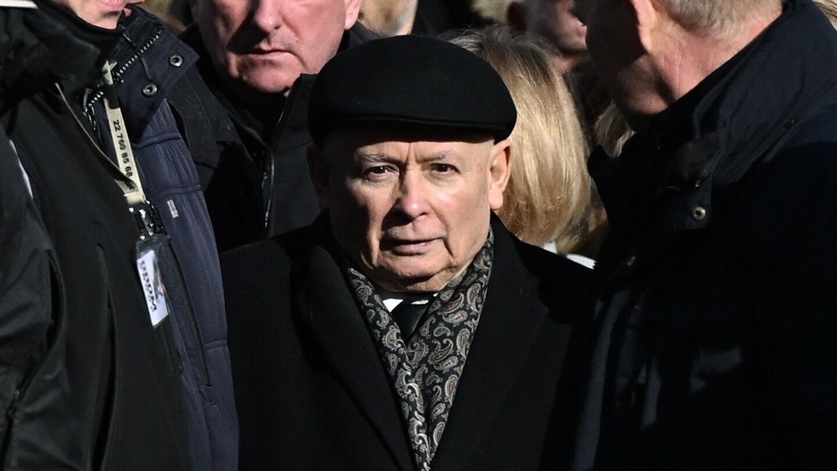 Jaros�aw Kaczy�ski
Warszawa, 10.04.2025. Obchody 15. rocznicy katastrofy smole�skiej. Prezes PiS Jaros�aw Kaczy�ski podczas Apelu Poleg�ych przed Pa�acem Prezydenckim w Warszawie, rano 10 bm. 10 kwietnia br. przypada 15. rocznica katastrofy samolotu pod Smole�skiem, w kt�rej zgin�o 96 os�b, w tym prezydent Lech Kaczy�ski i jego ma��onka Maria. (aldg) PAP/Radek Pietruszka
Radek Pietruszka
15 15., apel poleg�ych, jaros�aw kaczy�ski, katastrofa smole�ska, katastrofy smole�skiej, obchody, obchody rocznicy, pa�ac prezydencki, polityk, polityk polityka, polityka, portret, prezes, rocznica