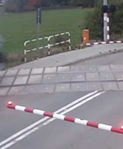Zignorował szlaban. Kamera nagrała, co zrobił na przejeździe kolejowym