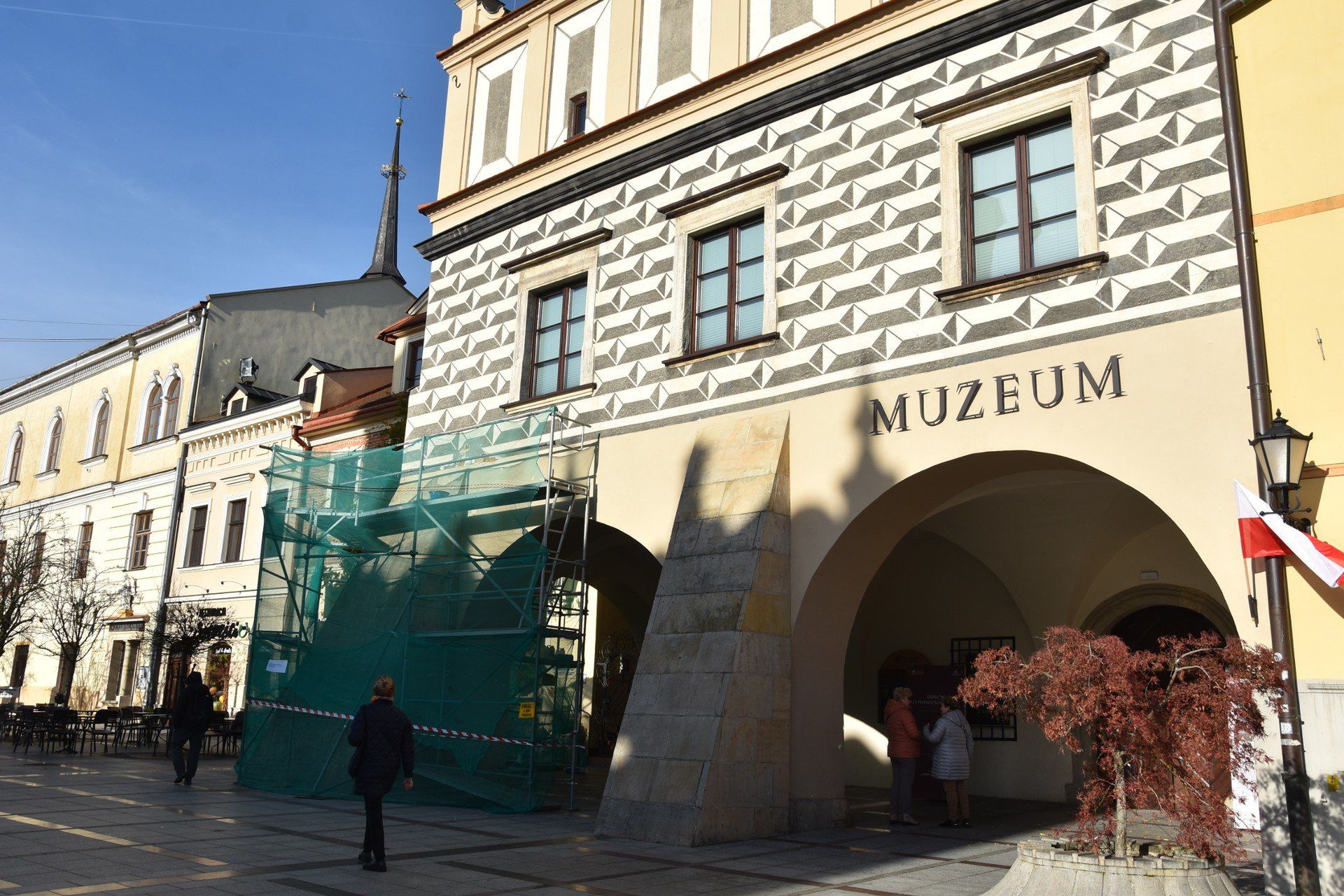 W ramach prac uzupełnione zostaną ubytki w tynku na ścianach kamienic Rynek 20 i 21 w Tarnowie a także uszkodzone zdobienia i malatury