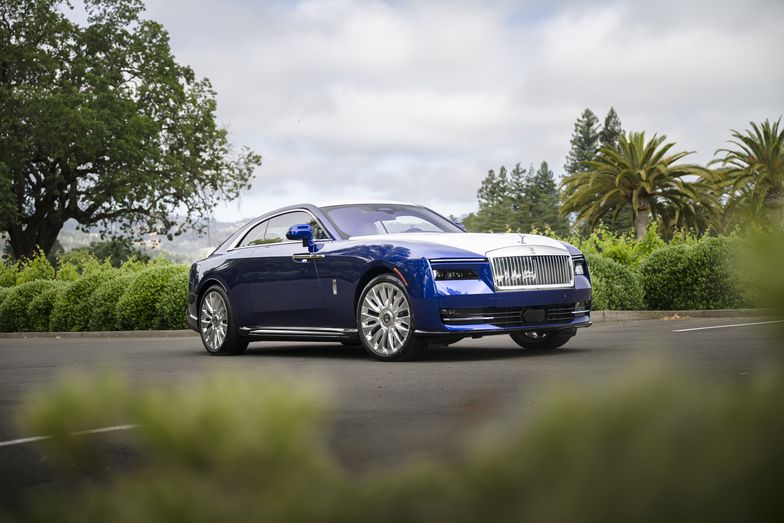 Rolls-Royce Spectre ma w standardzie 23-calowe koła. Samochód ma prawie 5,5 m długości i waży niemal 3 tony