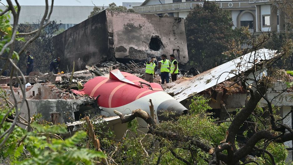 Katastrofa samolotu w Ahmedabadzie w Indiach
Mandatory Credit: Photo by Hindustan Times/Shutterstock (15355862m)
Senior Gujarat government and DGCA officials inspect wreckage of crashed Air India Plane at BJ Medical College hostel on June 13, 2025 in Ahmedabad, India. A London bound Air India Boeing 787-8 Dreamliner crashed minutes after taking off from Ahmedabad's Sardar Vallabhbhai Patel International Airport. Only one out of killing 242 people on board survived. The plane crashed into the residential quarters of doctors of the BJ Medical College.
Air India Plane Crash In Ahmedabad, Gujarat - 13 Jun 2025
Hindustan Times/Shutterstock