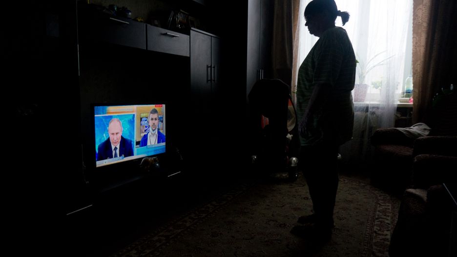 TAMBOV, RUSSIA - 2020/12/17: An elderly woman watches the live broadcast of the annual press conference of Russian President Vladimir Putin on TV from her apartment in Tambov.Today Russia is hosting its annual press conference with Russian President Vladimir Putin. This year's conference is held in the video conference mode. The Russian President was broadcasted from his residence in Novo-Ogaryovo. (Photo by Lev Vlasov/SOPA Images/LightRocket via Getty Images)