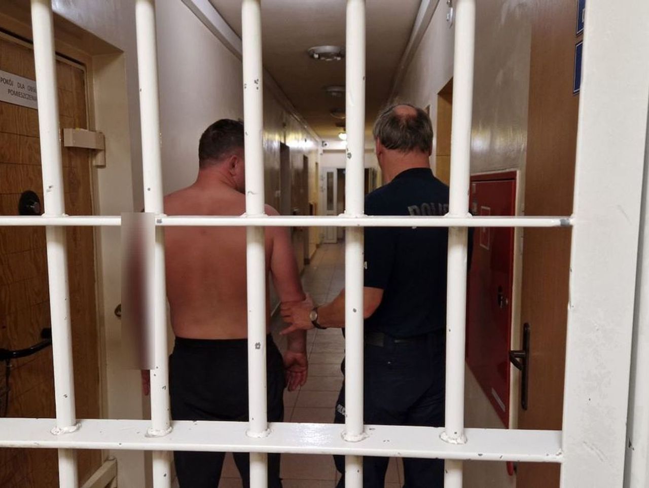 Dłutowo: Atak furii w sklepie. Nie miał pieniędzy na alkohol, w przypływie złości zniszczył szklane drzwi