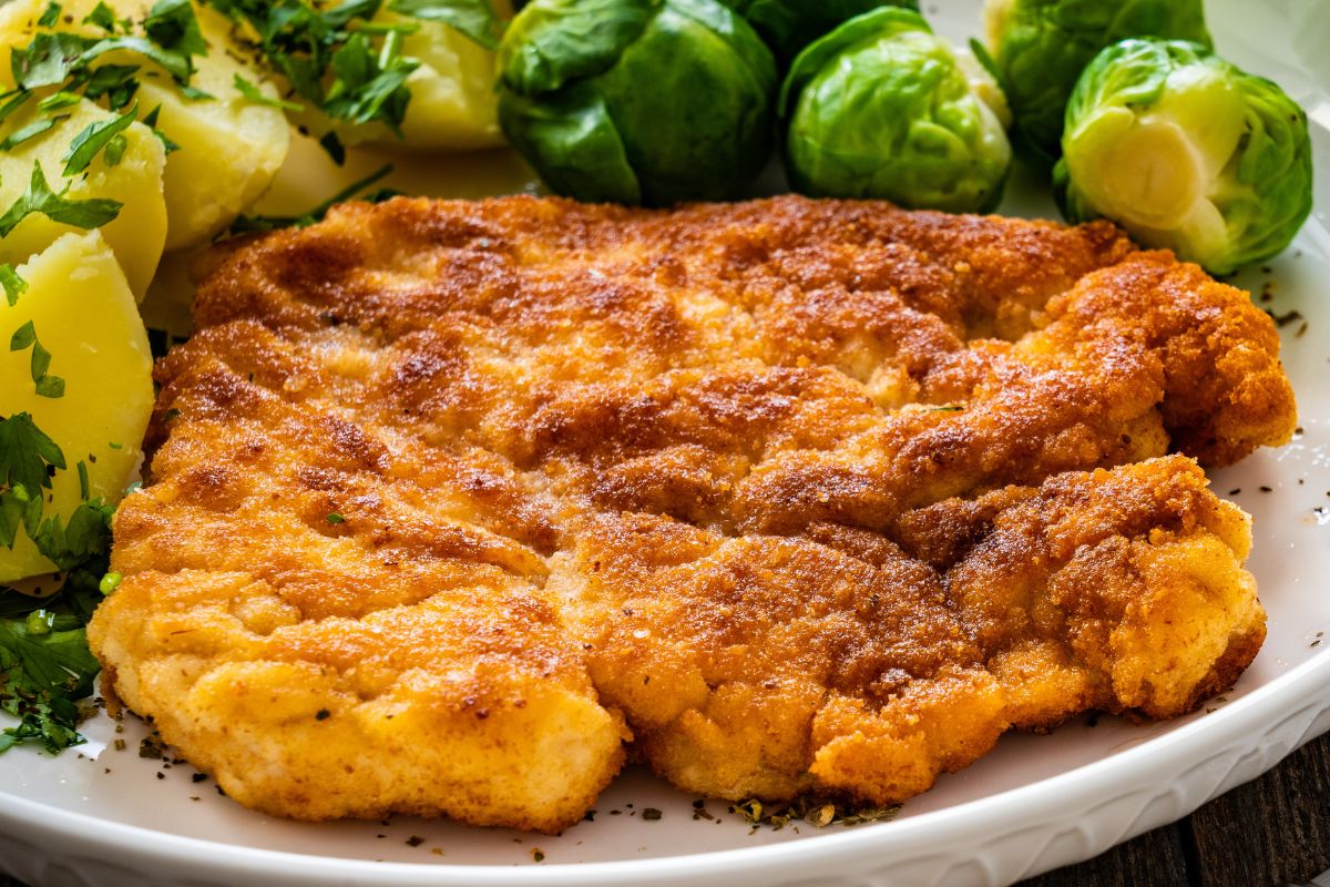 Natrzyj schabowe przed panierowaniem. Będą smaczniejsze i bardziej kruche niż moczone w mleku i cebuli