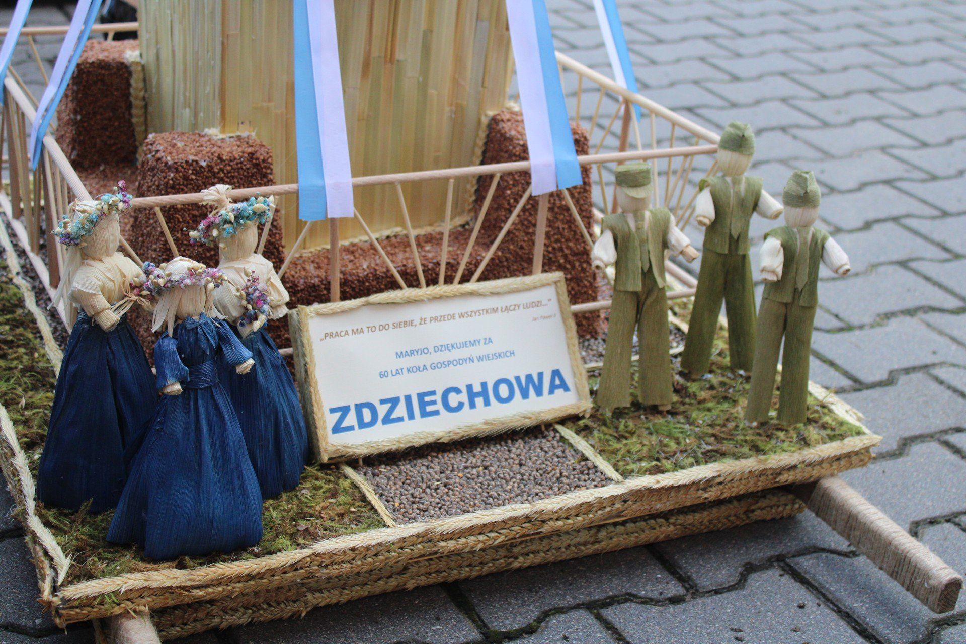 Dożynki parafialno-wiejskie w Zdziechowie. Najpierw msza święta, potem wspólne biesiadowanie na boisku przy OSP
