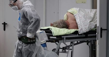 Omikron. Tak przechodzą go pacjenci. Wariat zaatakował już 20 krajów